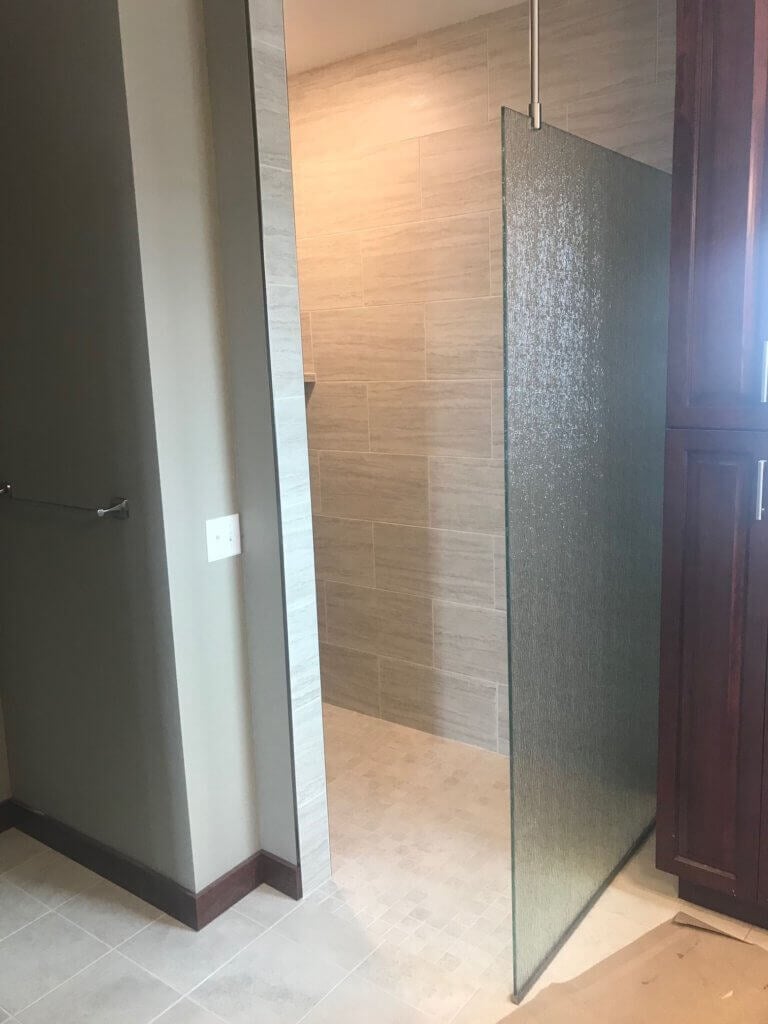 Pattern glass shower door